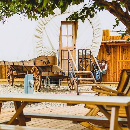 The Big Texan - Cabins And Wagons Amarillo Exterior foto