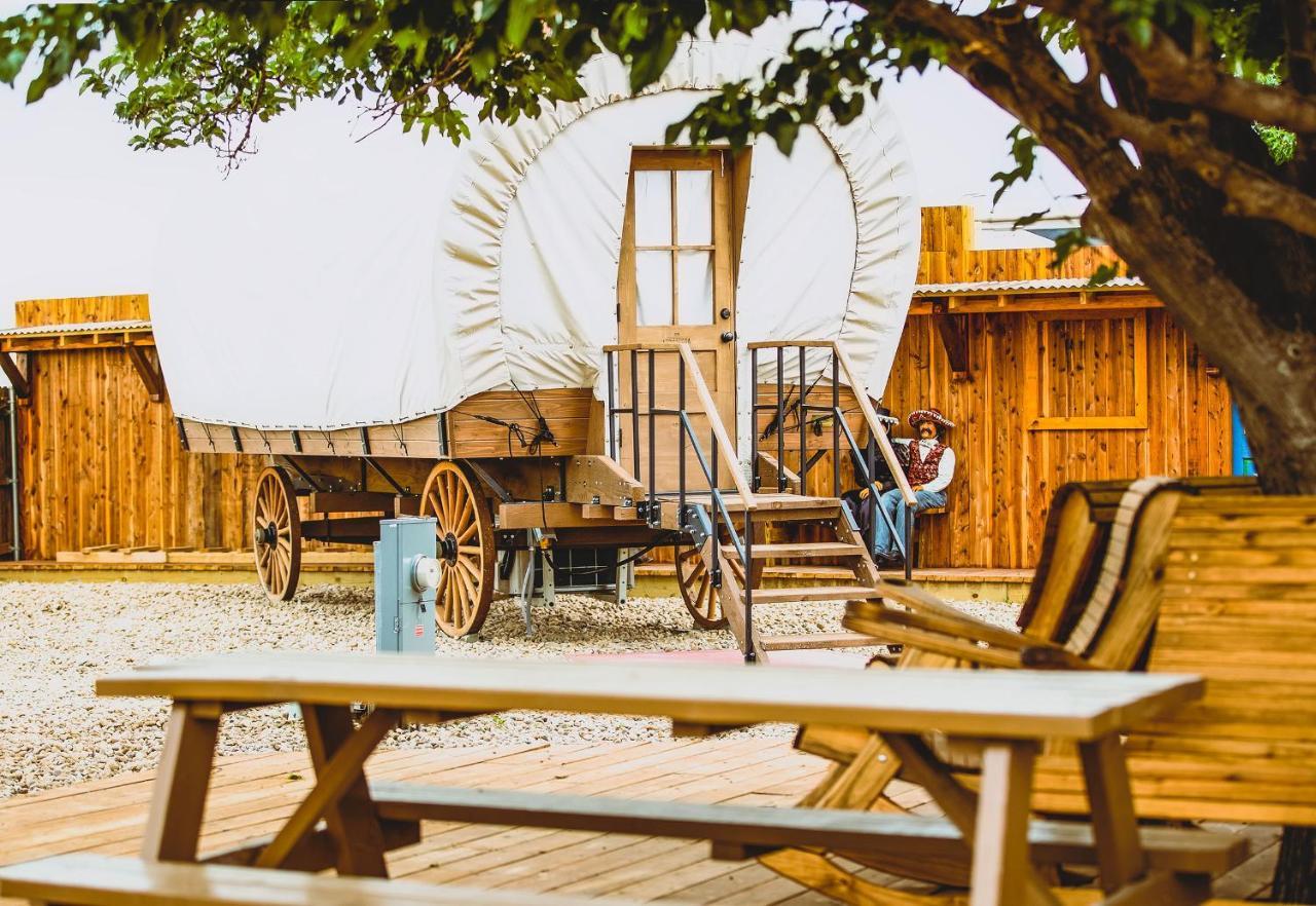 The Big Texan - Cabins And Wagons Amarillo Exterior foto